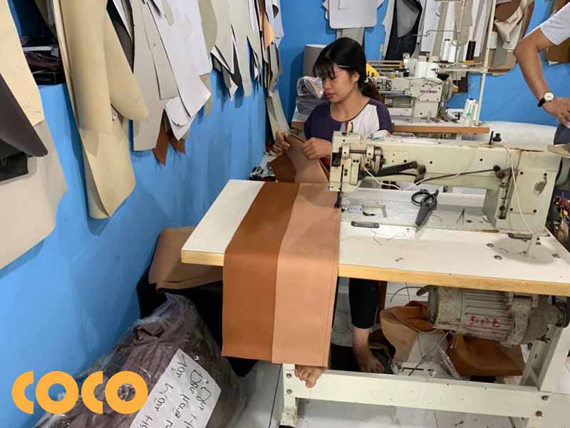 nhân viên cắt vải da sofa